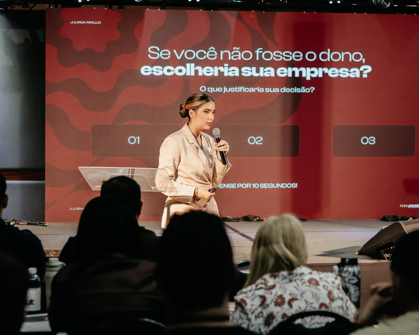 Juliana Araújo no palco da Imersão Inside Out